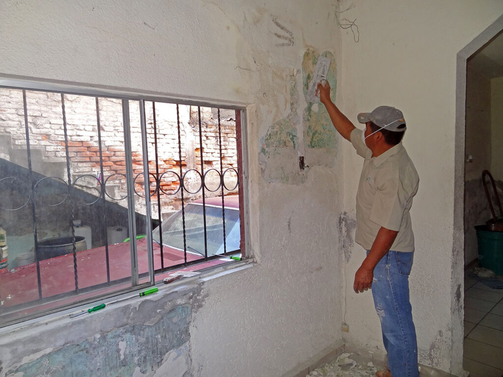 Albañil dando mantenimiento a un muro