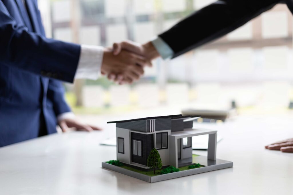 Profesional en la construcción cerrando trato con cliente
